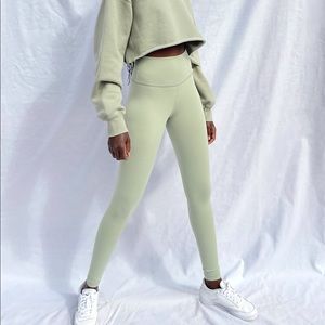 Aritzia TnaLIFE Atmosphere Hi-Rise 7/8 Legging